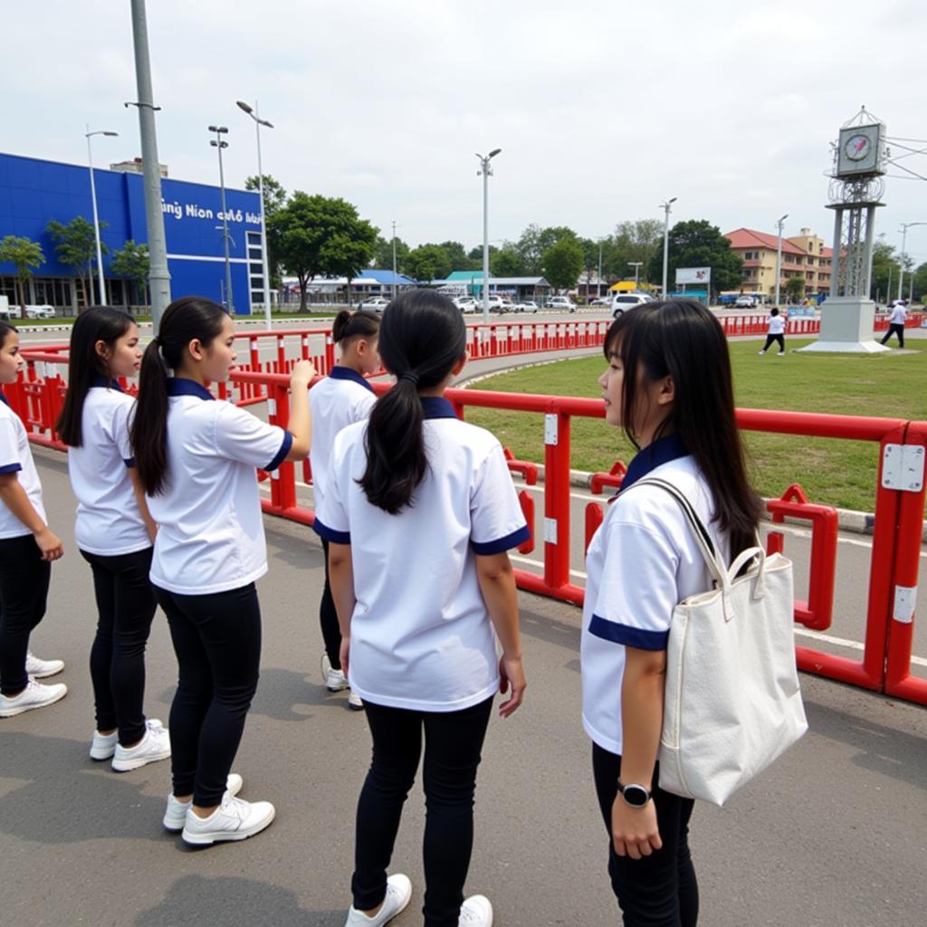 Học sinh THPT Gia Định tham gia hoạt động tuyên truyền An toàn giao thông