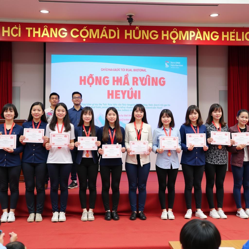 Học sinh trường THPT Hoàng Hoa Thám nhận giải thưởng học sinh giỏi