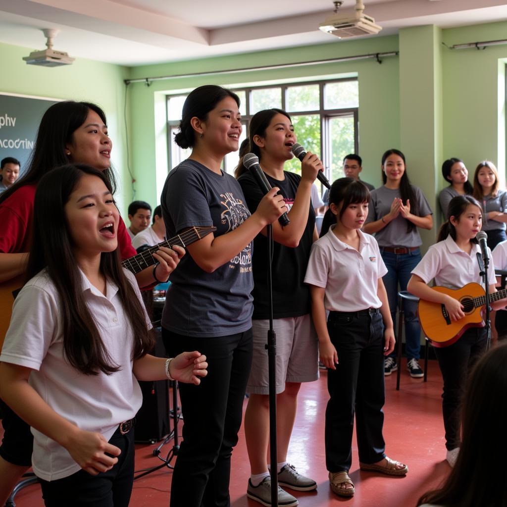 Giáo viên và học sinh THPT Gia Định cùng nhau hát karaoke bài Bước chân trên dải Trường Sơn.