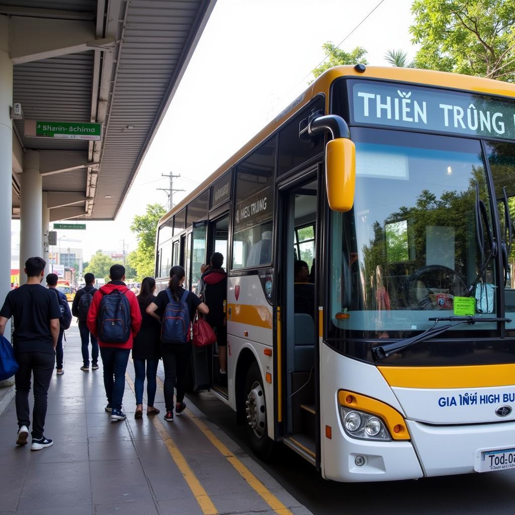 Xe Thiên Trường đón trả học sinh Gia Định tại Mỹ Đình